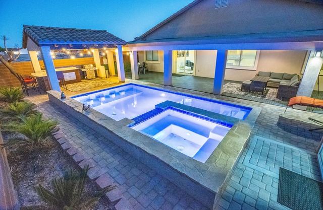 2700 Sq Ft House W/25Foot Heatable NEW! Pool/Spa