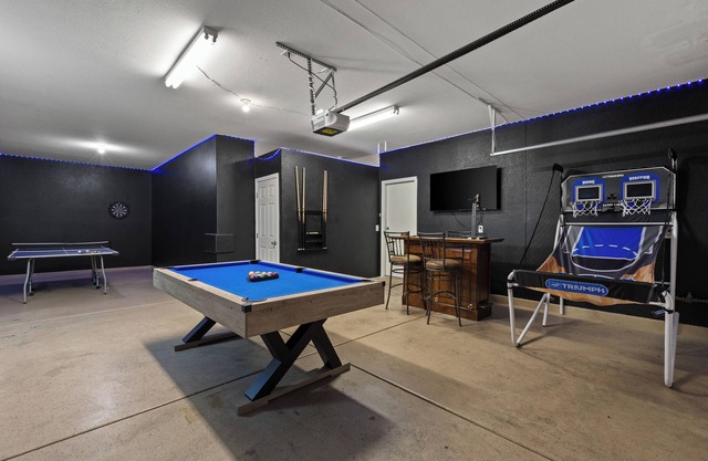 2700sqft/Heated Pool, Hot Tub. 15min to Strip!