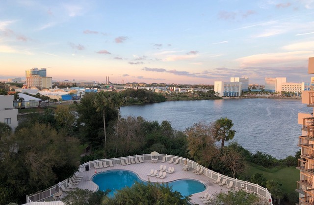 2701 · Luxury Lakefront Unit With Pool Views