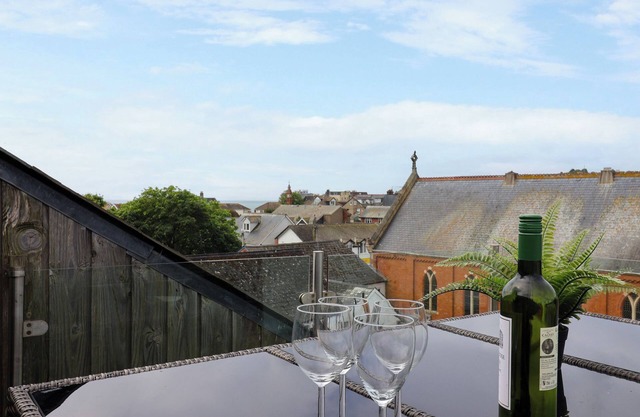 28 FORE STREET, pet friendly, with a garden in Seaton, Devon