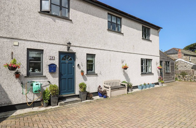 28 THE TURNPIKE, pet friendly, character holiday cottage in St Just