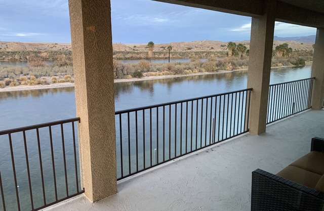 2900sf Riverfront home,no wake zone,5 bdrm, 4 bath Sleeps14,games, Sandy Beach!