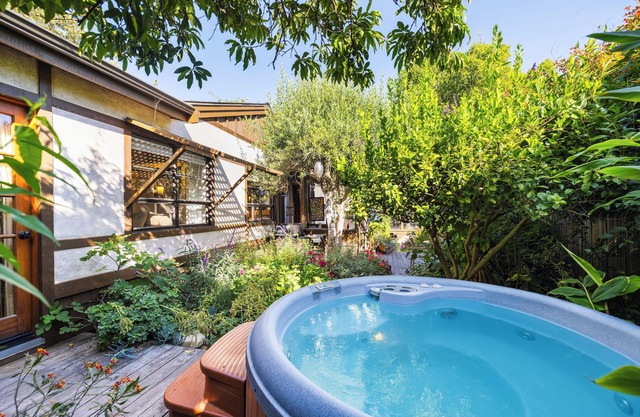 2b/2b Downtown Cottage with Hot Tub 30 day +