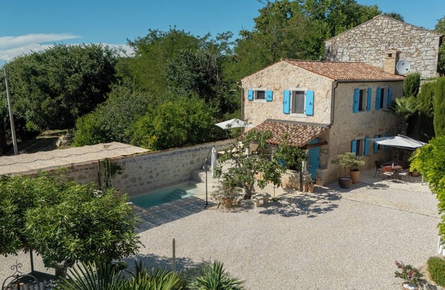 2B Family Vacation Home. Welcoming village location. Perfect for holidays!
