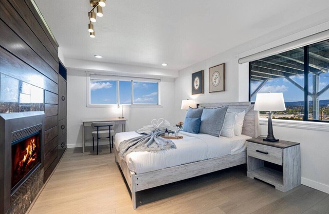 2b1b Gorgeous Lake View Unit close to Airport