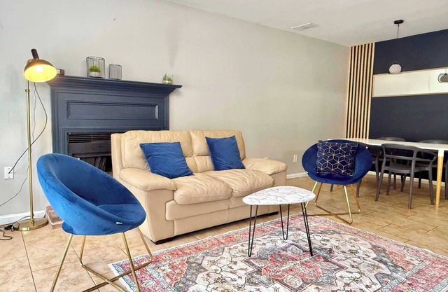 NEW 2b2b ENTIRE TOWNHOUSE PLACE COZY and QUIET