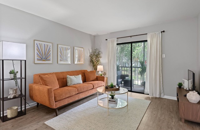 2bd/2ba Condo * Renovated * Dogs Welcome * Condo in Savannah*30+ day stay *Pool