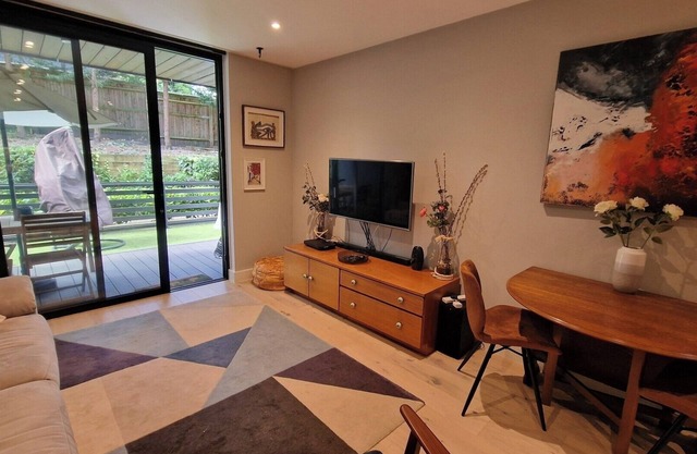 2BD South Croydon Haven: Garden Serenity