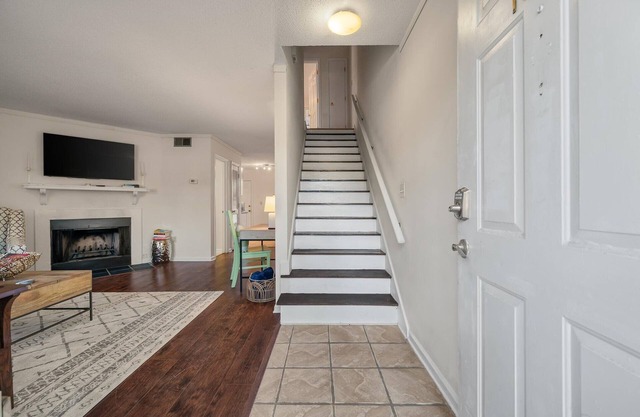 2bd Townhouse 10 minutes from Charleston and Folly Beach
