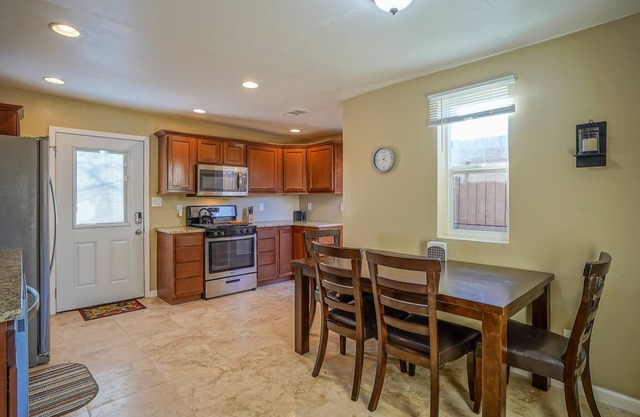 2bd, 1ba maison rénovée w / grande cour, chien amical