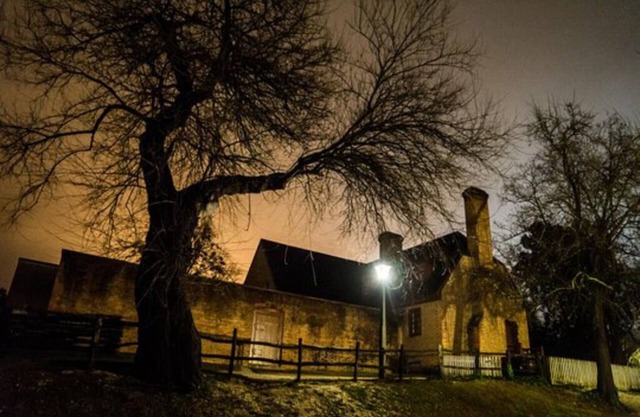 2BDR close to the most notorious haunted house in America -Peyton Randolph house