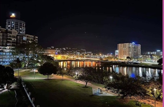 2bdr Stadium views - modern riverside apt