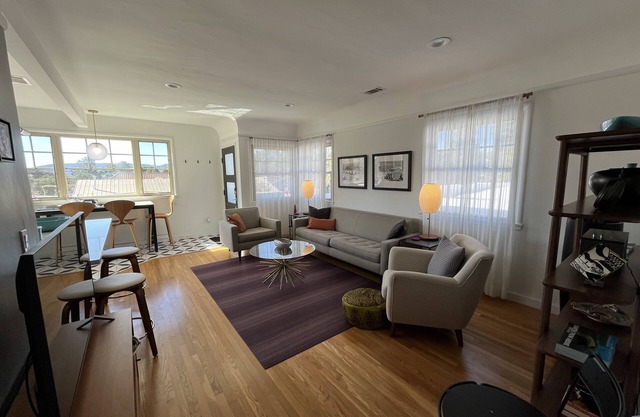 2BDRM PENTHOUSE W/SUN DRENCHED DECK