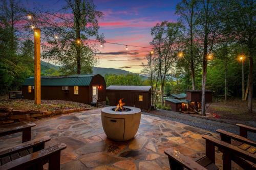 2bed 1bath Cabin with Mountain View, Hot Tub and grilling deck