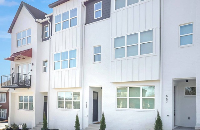 2bed, 2.5bath, Walk to UTC/Erlanger, Laundry, 2 Car Garage, Private Balcony