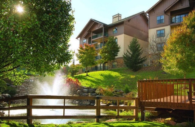 2BD/2Bath - Smoky Mountains Retreat! Gorgeous Views, Pools, + More!