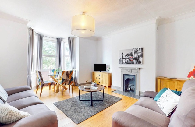 2Bed Flat: 15min to Woolwich Arsenal & 5min to Bus