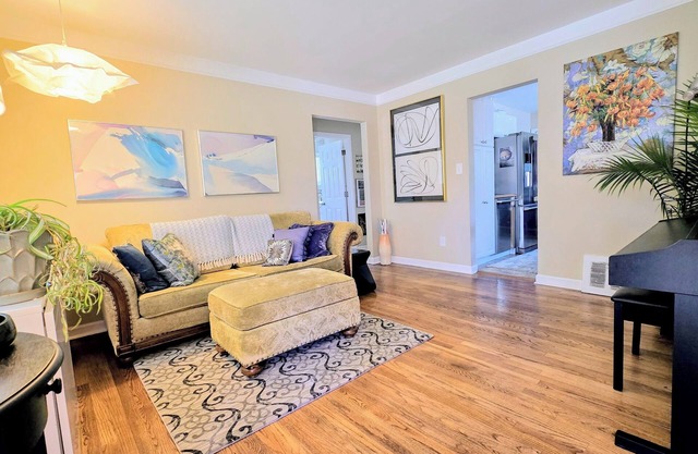 2Bedroom/2 Bath/2 Office Bungalow with Sauna and Parking by Royal Oak