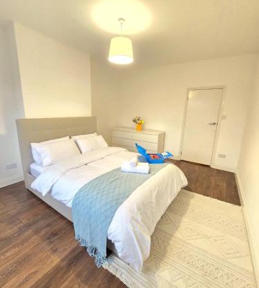 2bedroom sleeps 5 Raynes Park London 30min to Central London Family Friendly