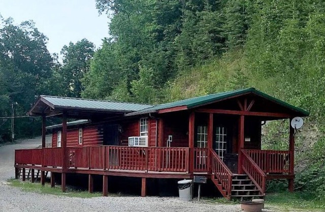 2BR 1 Bath cabin w/ full kitchen, hot tub, and living room.