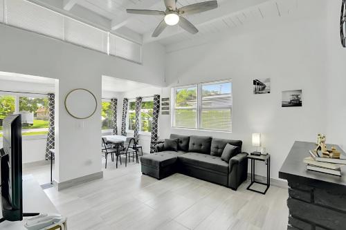 2BR 1BA Home near Nightlife and Beach