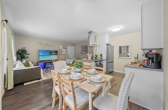 Modern 2BR Condo: Pool/Hot Tub Access, Free Parking, Laundry + Pets are welcome