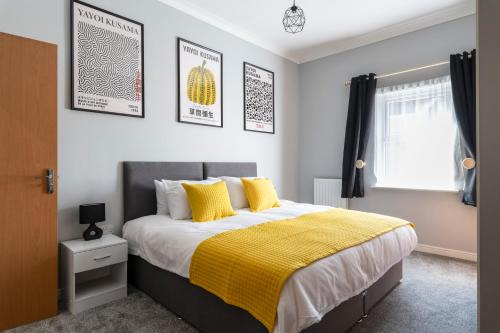 2BR 2BA Apartment - Emperor Beds - Free Parking - Near LGW Airport