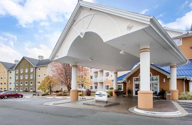 2BR/2BA Condo at Bluegreen's Odyssey Dells Resort - water park right next door!