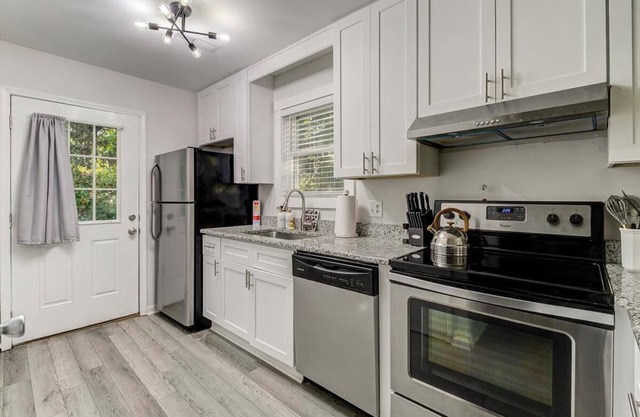 2BR/2BA Cottage centrally located in Midtown