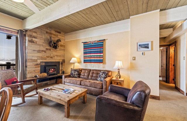 Beautiful views, easy ski access w/great amenities