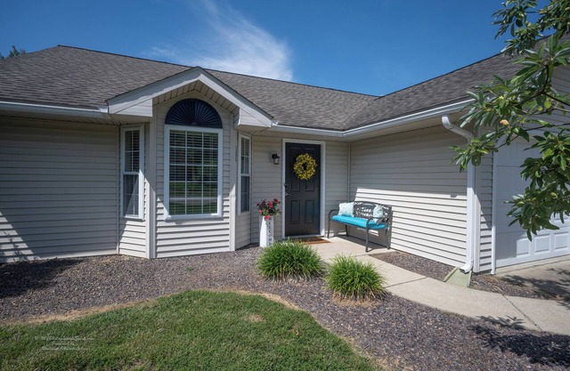 2BR/2Bth, walking to Holiday World. Outdoor grilling area. Family Friendly!!