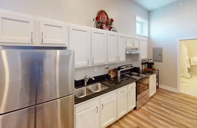 2BR|ADA|Warehouse Suite Exposed Brick|Modern Theme