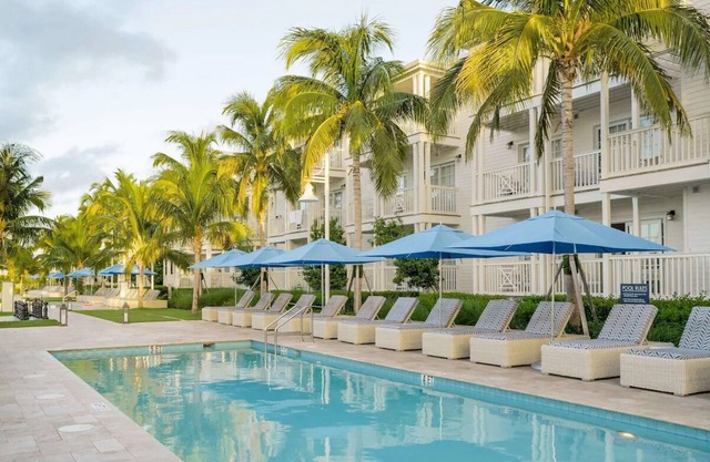 2BR Apt in Oceanview Resort w/ Sunset Cruises & Poolside Relaxation
