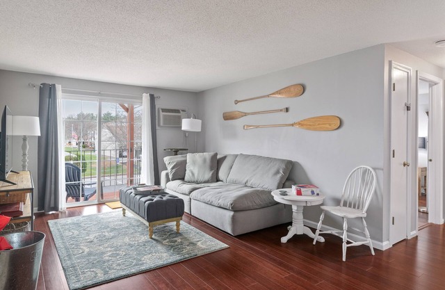 2BR Apt. Sunny & Open with Balcony, car port, pool, bikes