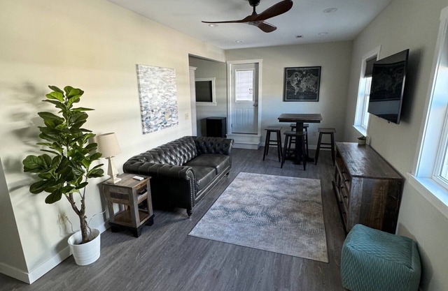 2BR apt w/ laundry + parking