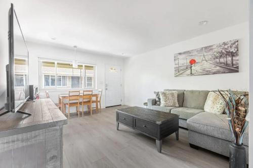 2BR APT with Brand new super quite AC, Washer, Dryer, Free EV Station, Free Parking in Cupertino