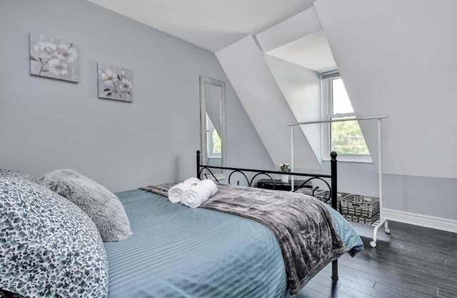 2BR Apt with Rooftop Terrace access & Netflix