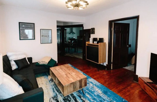 2BR Bungalow DT Urbana w/ 1GB WiFi + Spacious Yard