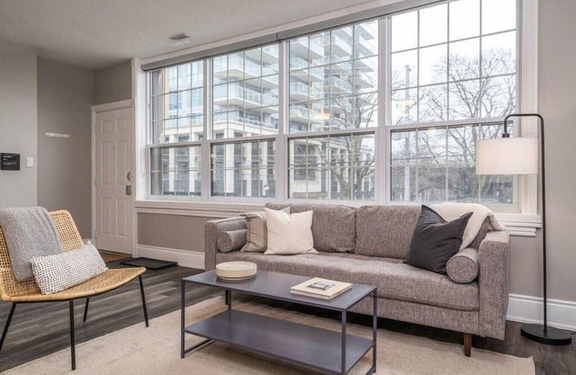 2bed - Close to Pier/GO Stn/Hospital/Downtown