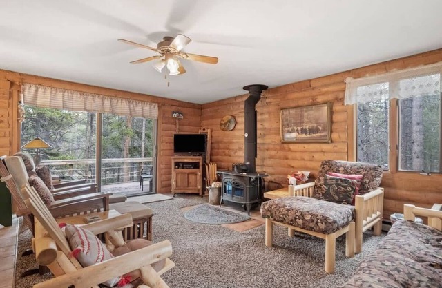 2BR Cabin - Deck Lake View & Access - BBQ, Pets OK
