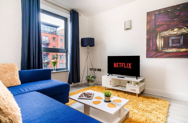2BR Central Flat W/ Free Parking
