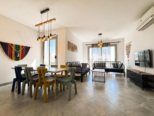 2BR Chalet with Direct Pool Access Ein Bay