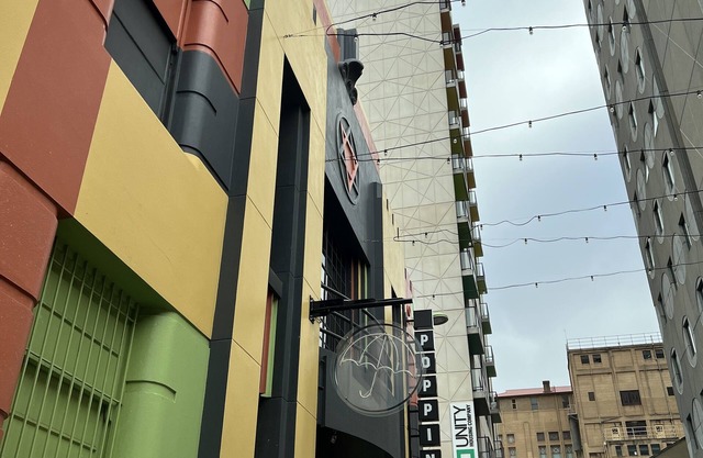 2BR city center surrounded with cafes, restaurants, shops, tourist site.