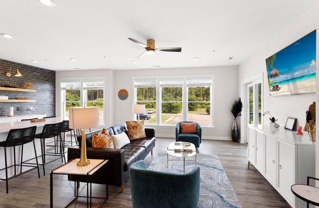 Golden Hour * Luxury, short drive to beach, shopping, restaurants, and activities