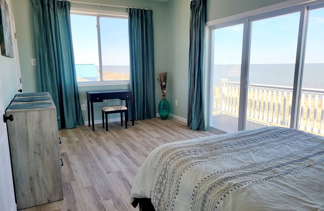 2BR condo, 2nd floor. FREE kayaks and bikes. Hot Tub and Sauna - extra fee.