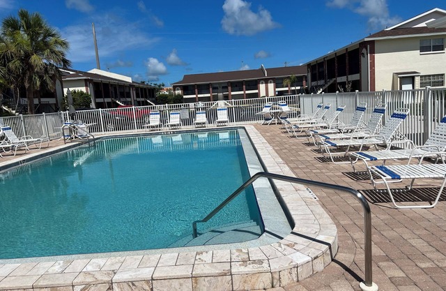Mi CASA ES SU CASA NO DAMAGE from hurricane !condo in Englewood near to BEACHES
