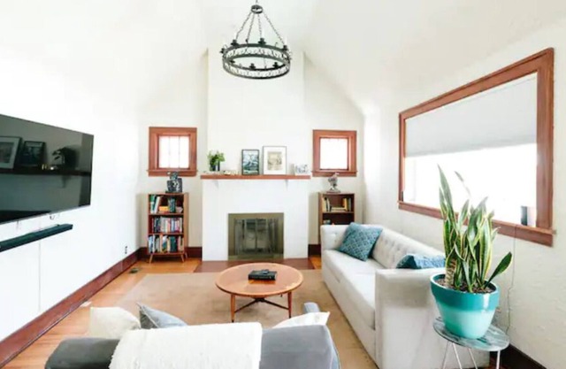 2BR Cozy, Historic Home in DT Urbana: 2 Thumbs Up