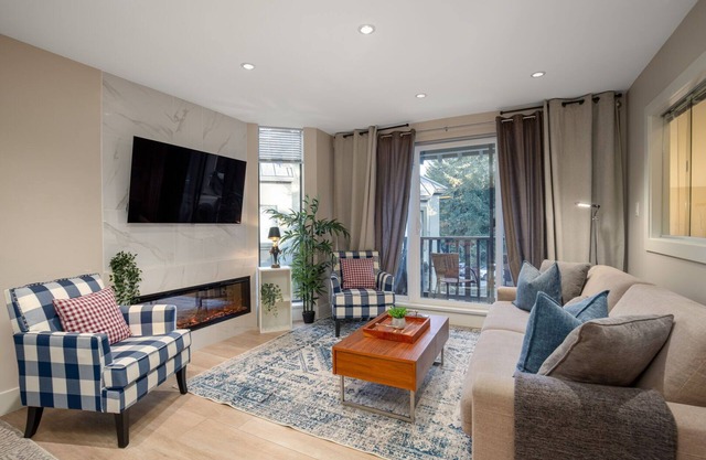 2 BR + DEN Modern Townhome| Close To Ski Lifts | Air Conditioning | Free Parking