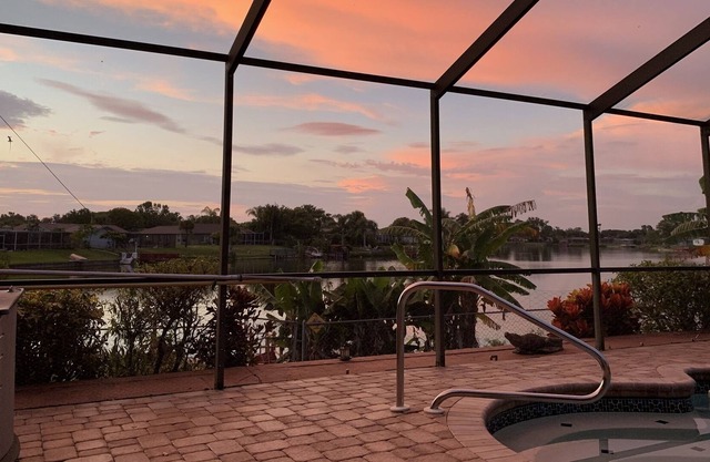 2BR dog-friendly lake house w/pool & hot tub. Sleeps 8 & 15 minutes from beach!