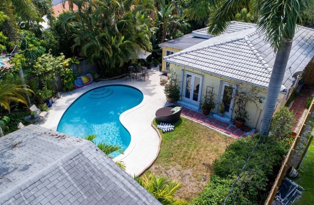 2BR Family Home with Heated Pool in Victoria Park
